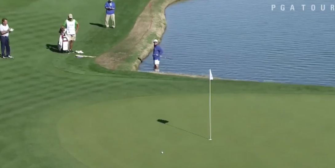 'Strippende' golfer doet er alles aan om bal naast vijver weg te slaan (video)