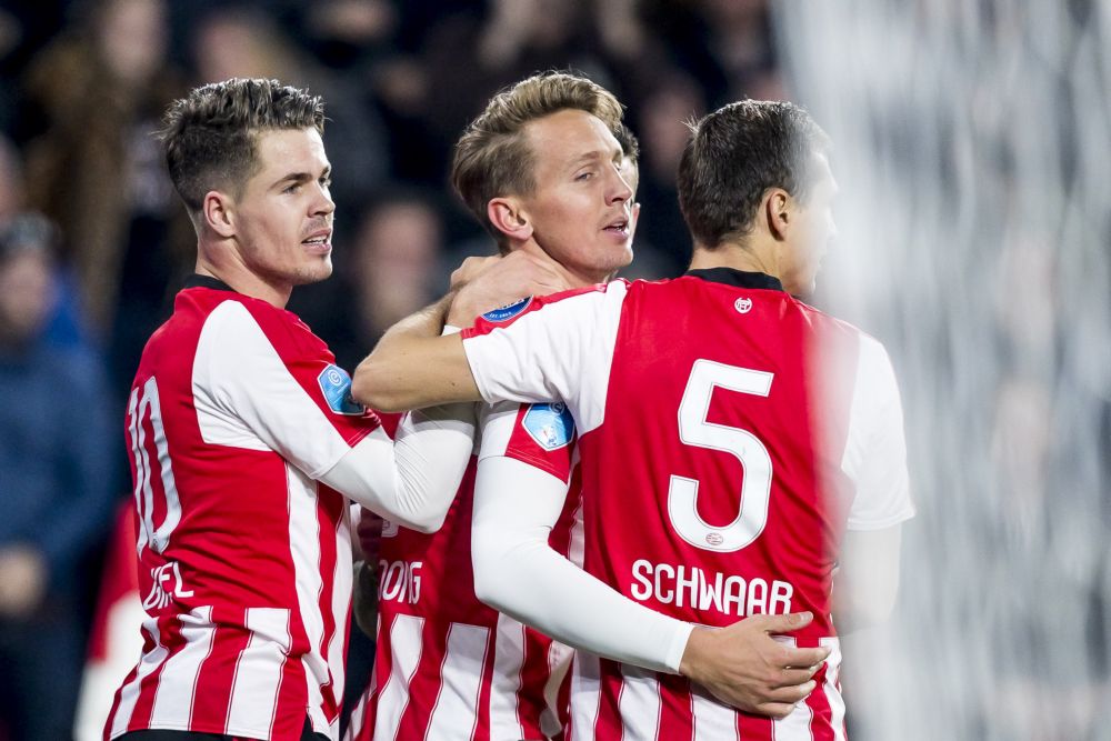 PSV tóch winnaar van het weekend na eigen goal van Twente-aanvoerder in blessuretijd