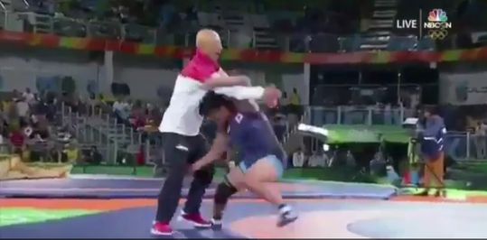 LOL! Japanse worstelaar wint goud en doet dan dit met haar coach (video)