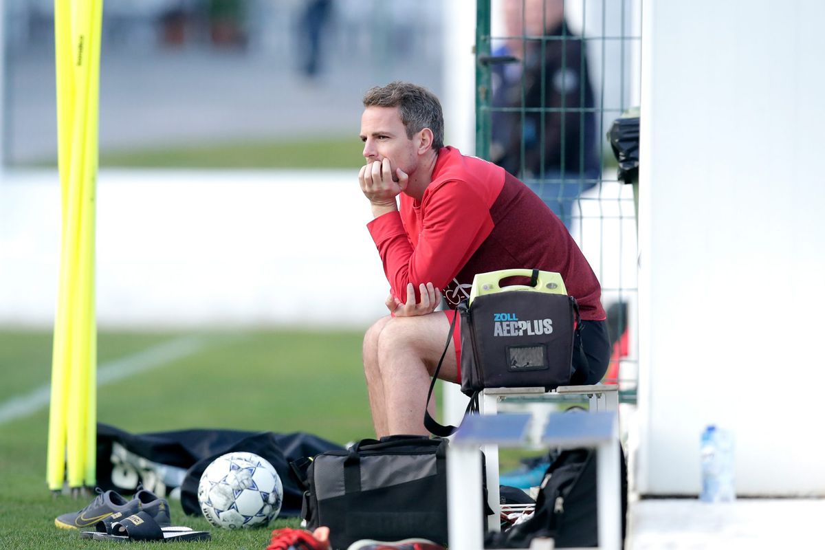 Bonje bij FC Twente: 'Wout Brama is irritant voor de ploeg'