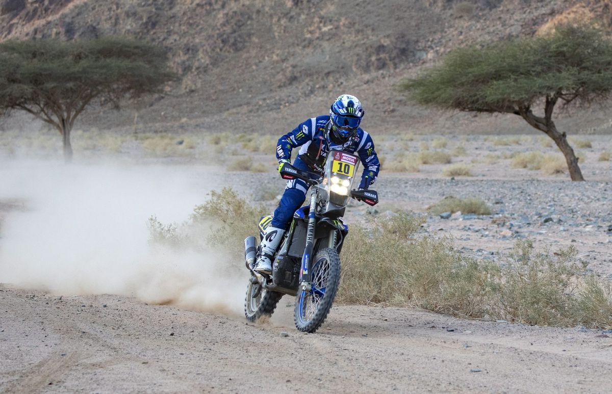 📸 | Franse motorcoureur houdt Dakar voor gezien na déze, enge polsblessure