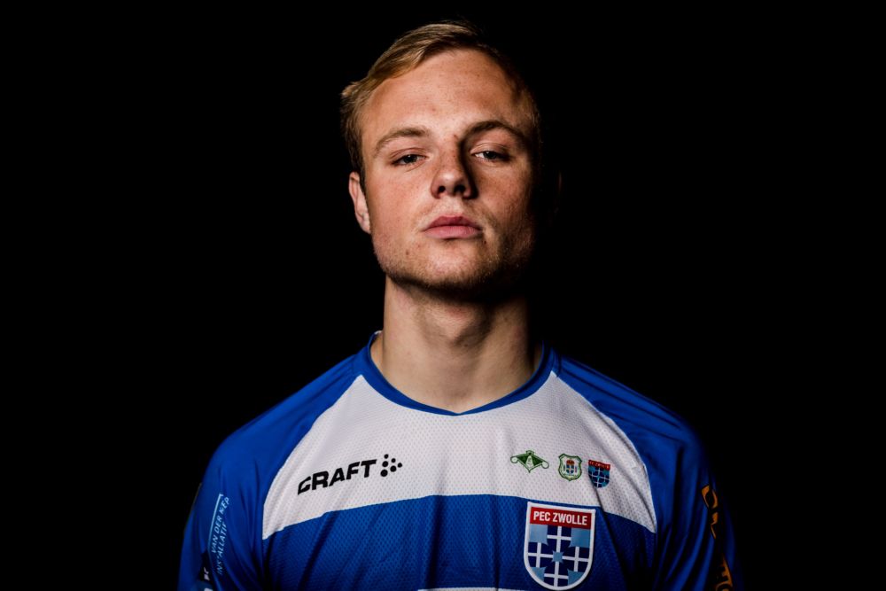 eSporter van PEC Zwolle (18) is óók nog eens keeper bij Almere City