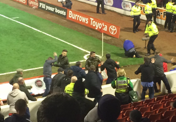 Fans van Barnsley en Leeds slaan er flink op los na doelpunt (video)