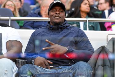 'Sterkste speler in FIFA' Adebayo Akinfenwa hint naar pensioen: 'Wie neemt het over?'