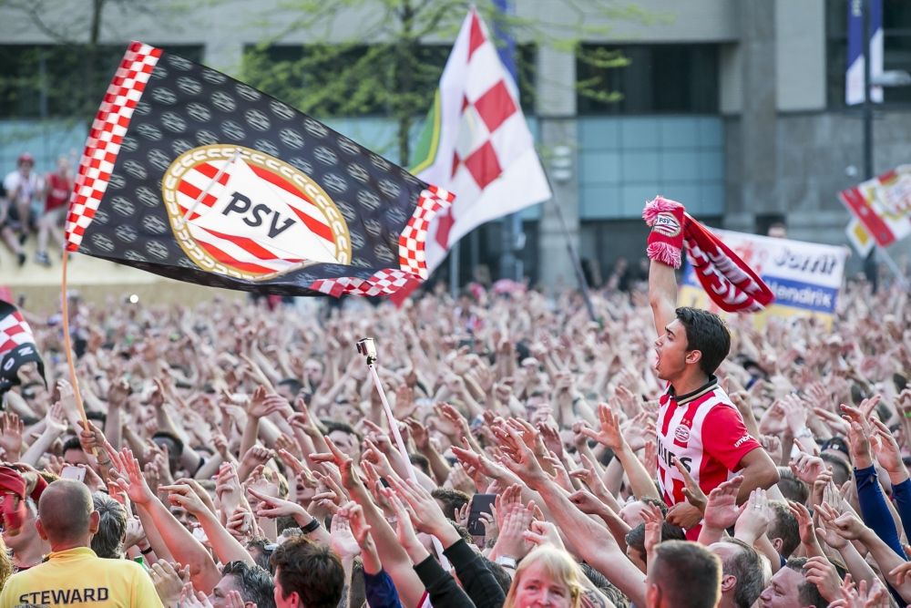 PSV doet onderzoek naar 'fans' die anti-Joods lied zingen (video)