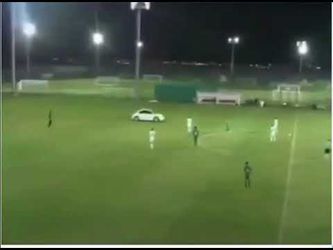 Debiele voetbalfan uit Emiraten betreedt speelveld met hard rijdende auto (video)