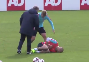 Robben krijgt bal keihard op z'n zak tijdens training Oranje (video)