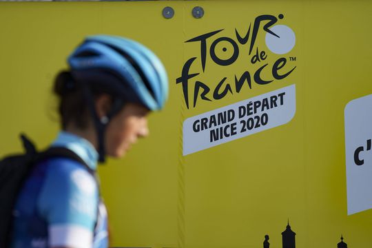 De Tour de France gaat ook bij coronabesmettingen in het peloton 'gewoon' door