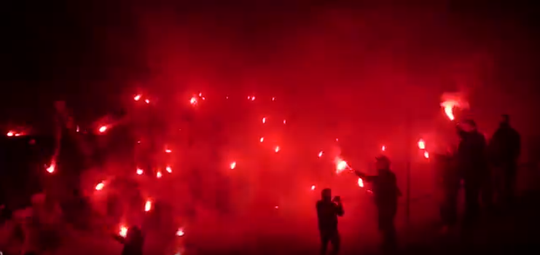 🎥 | Fans van VVV trekken 3 dagen na 0-13 vernedering tegen Ajax met vuurwerk naar De Koel