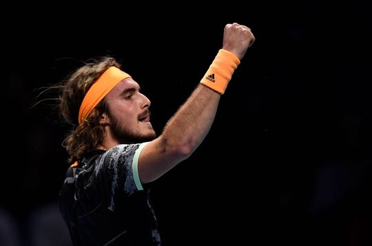 Tsitsipas ramt door en slaat Zverev lachend weg