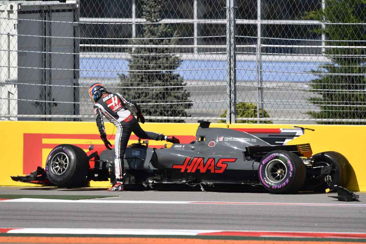 Wat een start in Sochi! Alonso en Ricciardo al 'out' en crash Palmer en Grosjean (video)