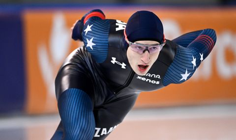 Jordan Stolz blaast iedereen omver op 1000 meter bij wereldbeker