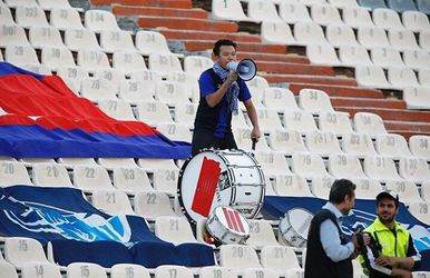 Held! Cambodja-fan blijft land tijdens 14-0 nederlaag in zijn eentje aanmoedigen (video)