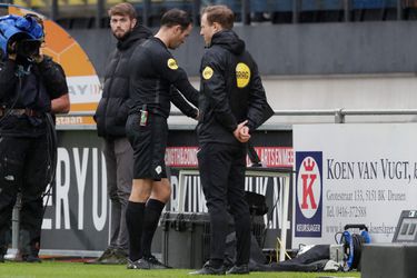 Scheidsrechter Bas Nijhuis legt uit waarom hij van geel naar rood ging voor Vitesse (video)