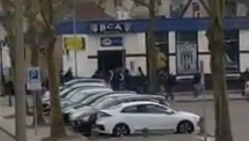 'Rellen' in Almelo: fans zoeken dekking, hooligans vernielen biljartcafé (video)