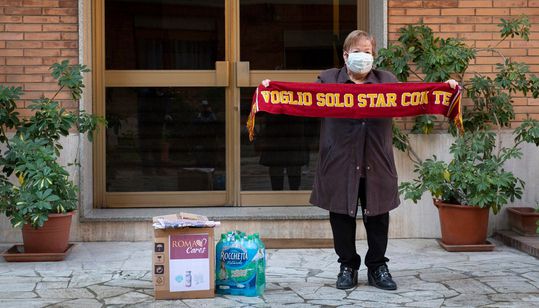 ❤️ Lief! AS Roma brengt zorgpakketten aan bejaarde seizoenkaarthouders