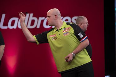 🎥| Van Gerwen schittert niet, maar is wel door naar halve finale Players Championship Finals