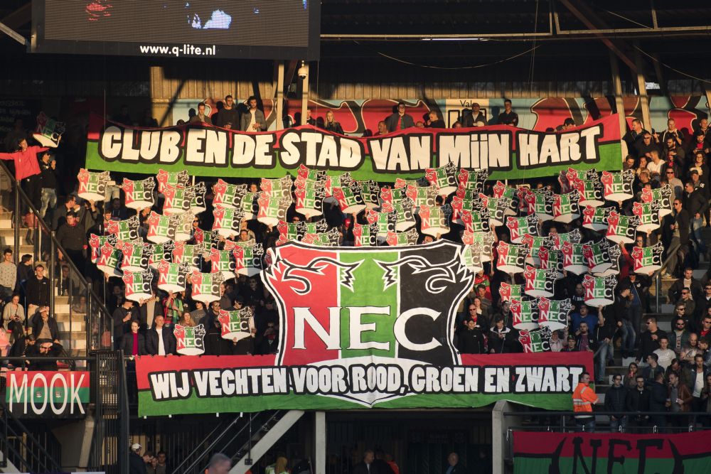 Woedende NEC-supporters wachten spelersbus op