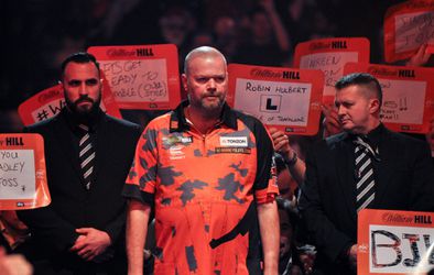 Indrukwekkende Raymond van Barneveld bijna verzekerd van laatste fase Q-School