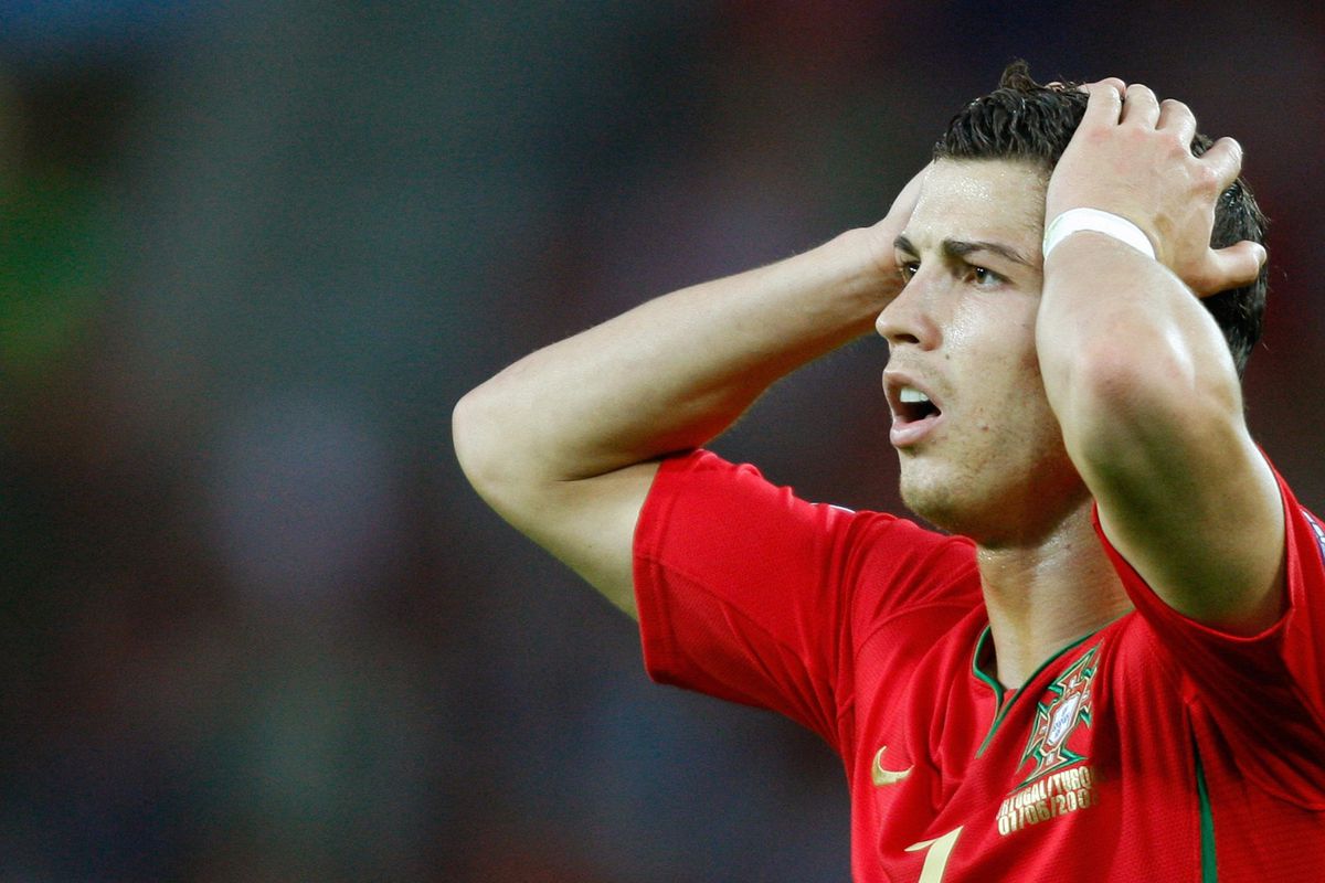 Messi-fan somt even 10 momenten op waarin Ronaldo zijn team liet stikken (video's)