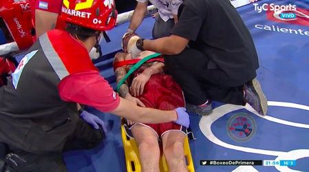 🎥 | Aangeslagen bokser verlaat ring op stretcher na brute klap op achterhoofd