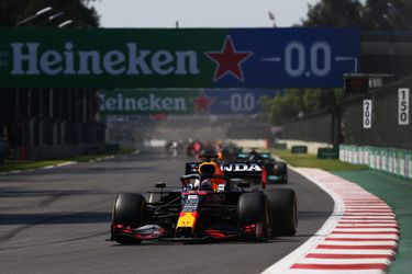 Max Verstappen domineert van start tot finish in Mexico, ook Sergio Pérez viert feest