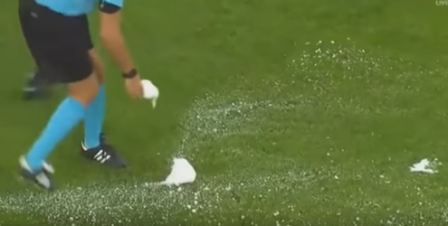 WTF: Schuimspray van scheids explodeert onder voet van Celtic-speler (video)