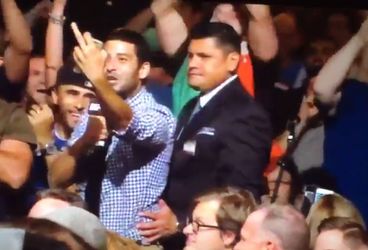 UFC-fan maakt Alvarez kapot, McGregor barst in lachen uit (video)