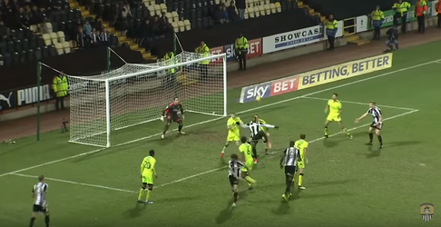 Notts County werkt vanaf 74e minuut 3-0 achterstand weg, laatste goal is omhaal (video)