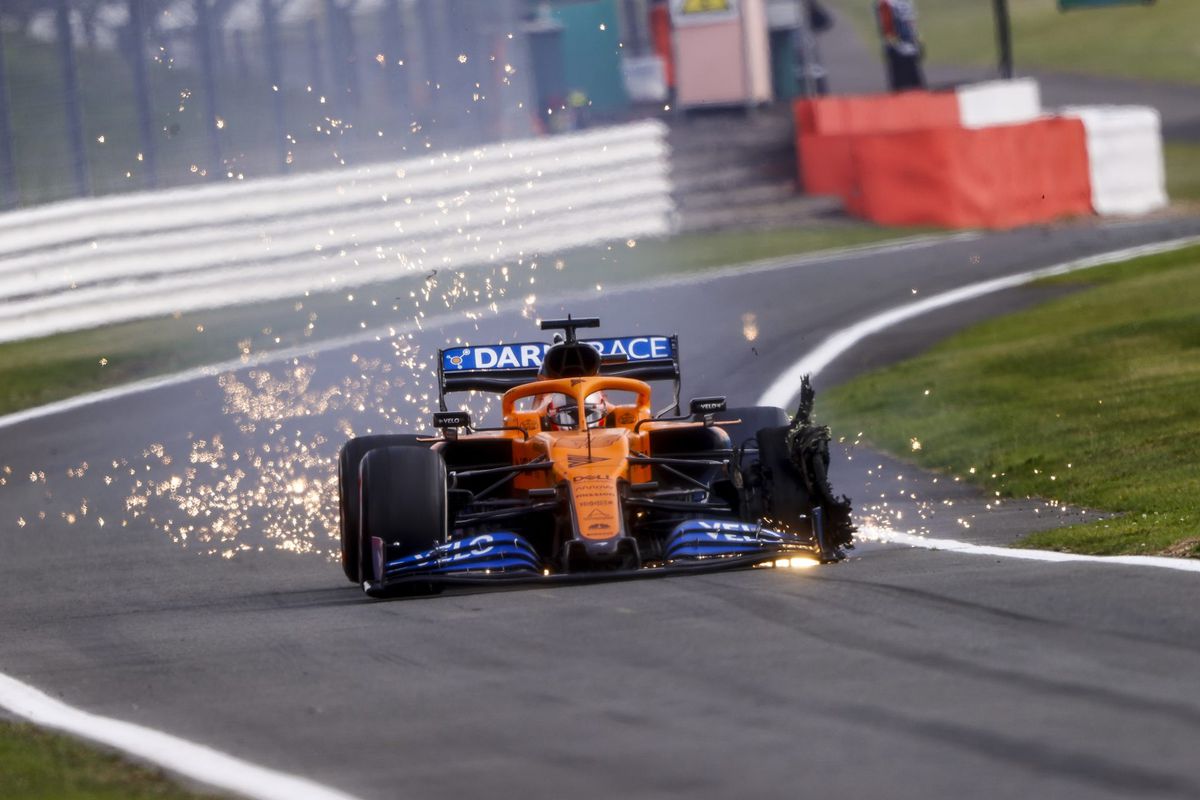 Pirelli gaat lekke banden op Silverstone onderzoeken: 'Er lagen brokstukken van Kimi'