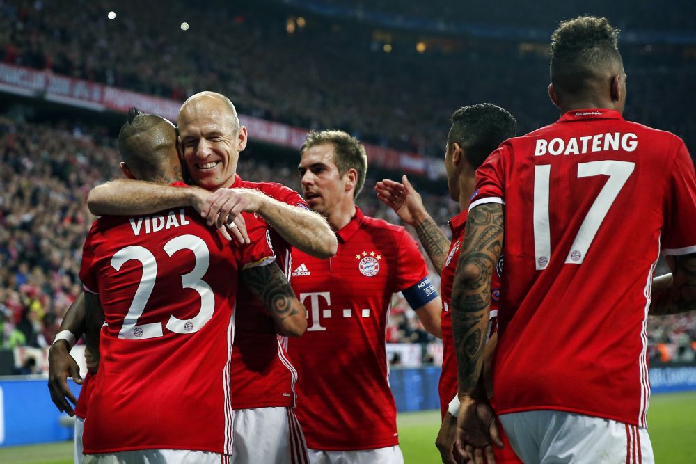 Vidal kopt Bayern kiezelhard op voorsprong (video)