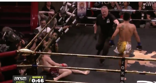 Thaibokslegende trapt arme debutant knock-out (video)