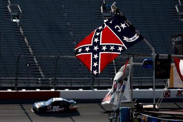 Voortaan is de racistische confederatievlag bij NASCAR-races verboden