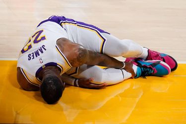 LeBron James enkele maanden uitgeschakeld na verzwikte enkel: 'Ben heel verdrietig'