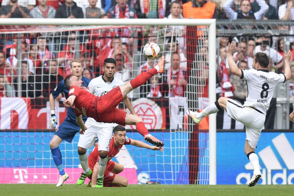 Ribéry scoort wereldgoal in jubileumwedstrijd (video)