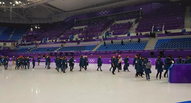 Bondscoach Otter pissig op ISU na groep mensen zonder schaatsen op ijsbaan