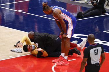 🎥 | Weer misdragingen NBA-fans: beveiliging tackelt supporter die vloer bestormt