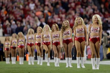 American Footballers winnen titel en geven dansles aan cheerleaders (video)