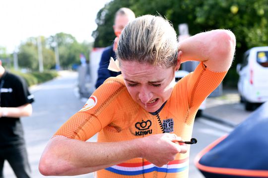 Annemiek van Vleuten ondanks brons blij voor 'gouden' Ellen van Dijk: 'Verdiende kampioen'