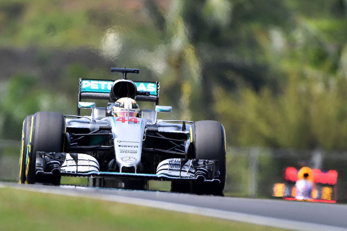 Hamiltons motor bloft dramatisch, Max en Ricciardo vechten (video)