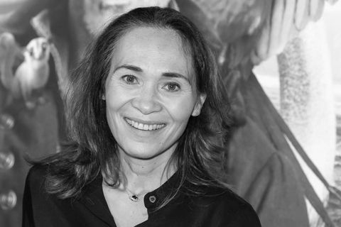 Militairen dragen zaterdag de kist van Mentel het crematorium binnen