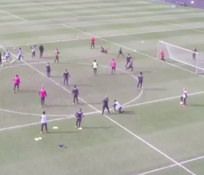 🎥 | GEWELDIG: AZ'er Jesper Karlsson knalt trainingsomhaal stijf in de kruising