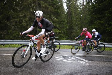 Ben O'Connor soleert in natte bergrit door de Alpen naar Tour de France-dagzege