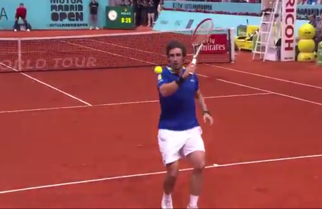 Wat een heerlijk punt van Pablo Cuevas: achterwaarts en onderhands (video)