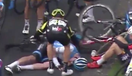 Klasse! Wielrenner Hepburn helpt geblesseerde concurrent na val (video)