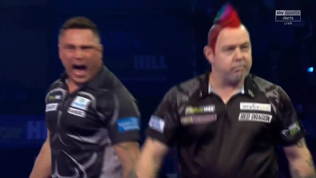 🎥 | Gerwyn Price pakt lachende Peter Wright meteen terug en juicht in z'n gezicht