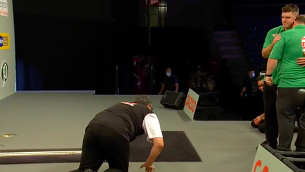🎥 | Mensur Suljovic viert WK-overwinning op hele aparte wijze