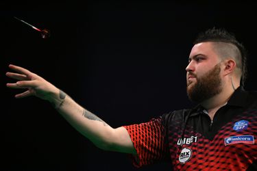 Michael Smith is een paar maatjes te sterk voor Jermaine Wattimena