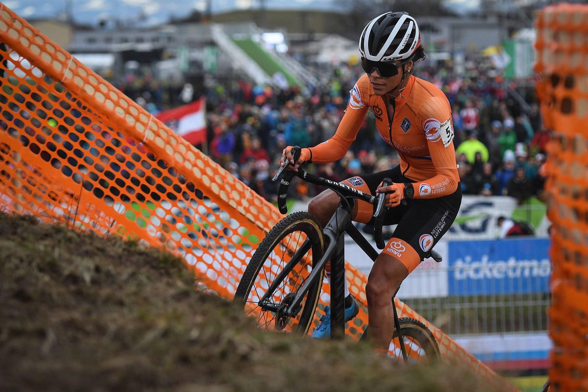 Kampioene Ceylin del Carmen Alvarado gaat ook op de weg koersen