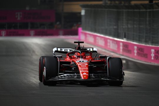 🎥 | Ferrari's bovenaan VT2; Max Verstappen slechts 6e